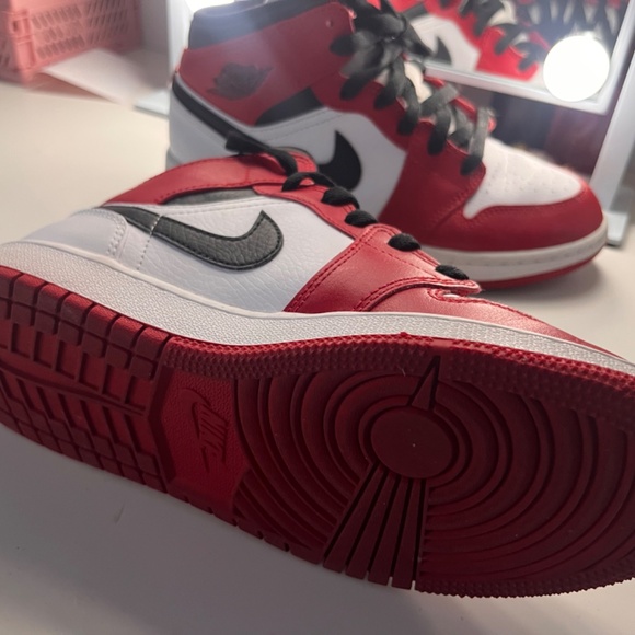 Air Jordan 1 Mid Chicago Red GS - Picture 5 of 7